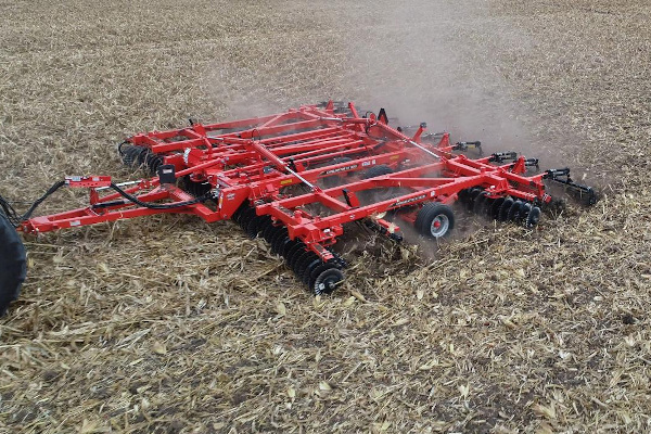 Kuhn | Excelerator® XT 8010 | Model 8010-14 for sale at Phillips Equipment Corp, Virginia Kuhn | Excelerator® XT 8010 | Model 8010-14 for sale at Phillips Equipment Corp, Virginia